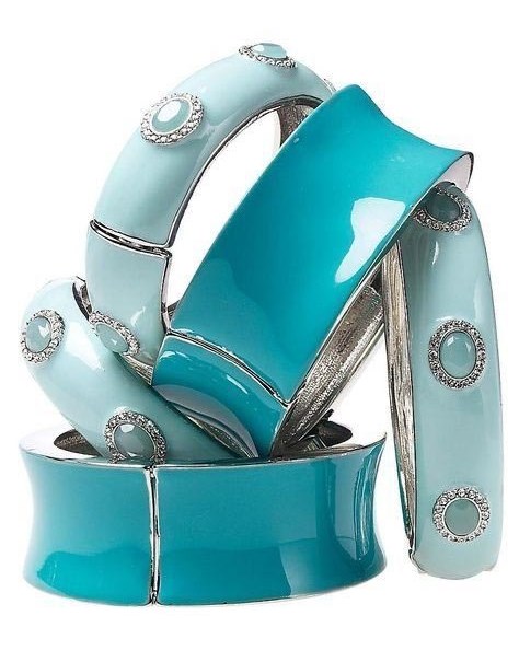 الأزرق الذي لا يشيخ.. «Tiffany Blue» يعود ليتصدّر موضة الصيف