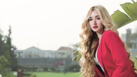 للشابات.. فساتين سهرة أنيقة من إطلالات هنا الزاهد