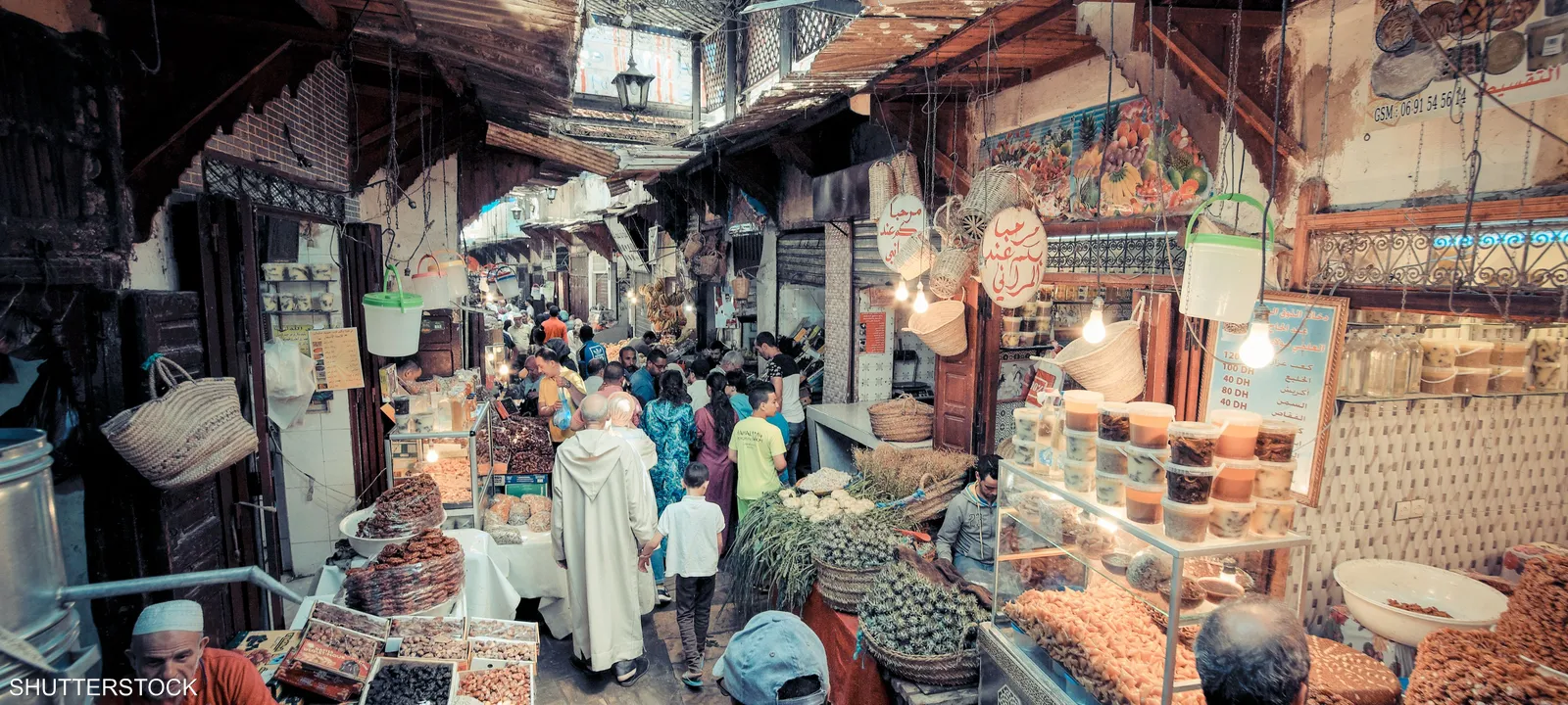سوق تجاري في مدينة فاس، المغرب