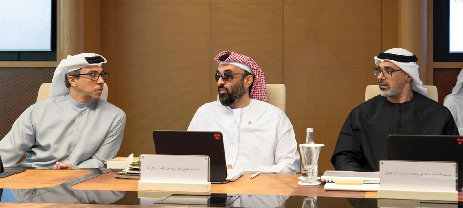 طحنون بن زايد يترأس اجتماع مجلس الشؤون الاستثمارية بأبوظبي