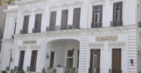 وزارة الصحة المصرية ترد على تقارير هجرة الأطباء