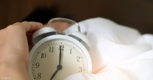 لماذا تسبق المنبه وتستيقظ قبل رنينه بدقائق؟