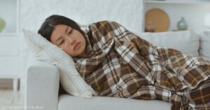 هل تستيقظ متعباً رغم النوم؟ 12 سبباً محتملاً للإرهاق