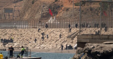 المغرب يوقف مئات المهاجرين في طوق أمني قرب سبتة