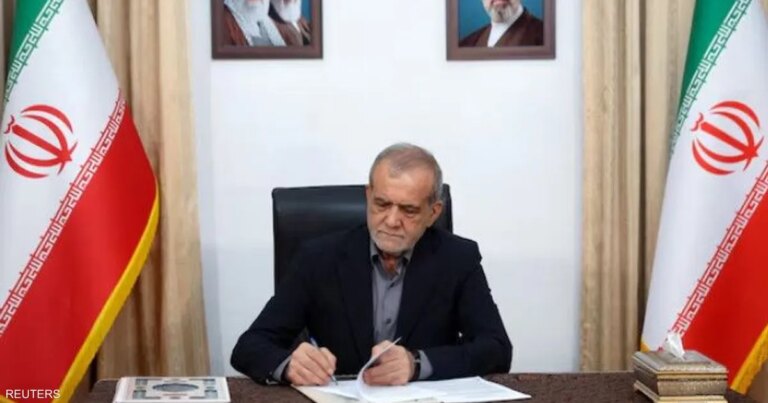 تضييق الخناق على إيران بفعل العقوبات والحصار وبزشكيان يعلن قيوداً حكومية جديدة