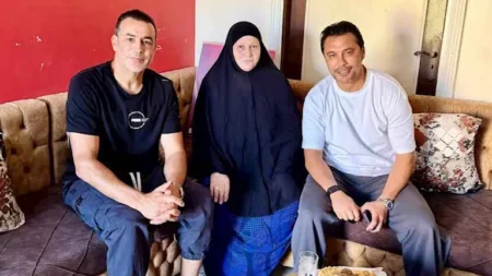 أحمد حسن وعصام الحضري يزوران والدة الراحل محمد عبد الوهاب في لفتة إنسانية
