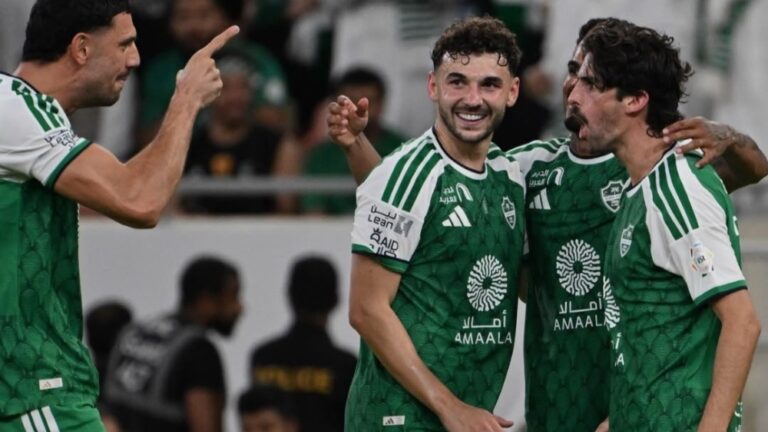 الأهلي يكتسح أبها برباعية في ثاني جولات دوري روشن الأهلي يكتسح أبها برباعية في ثاني جولات دوري روشن