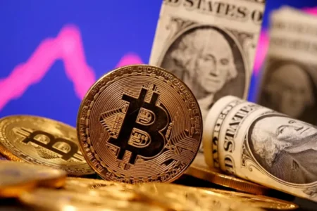 البيتكوين يرتفع إلى مستوى 63 ألف دولار