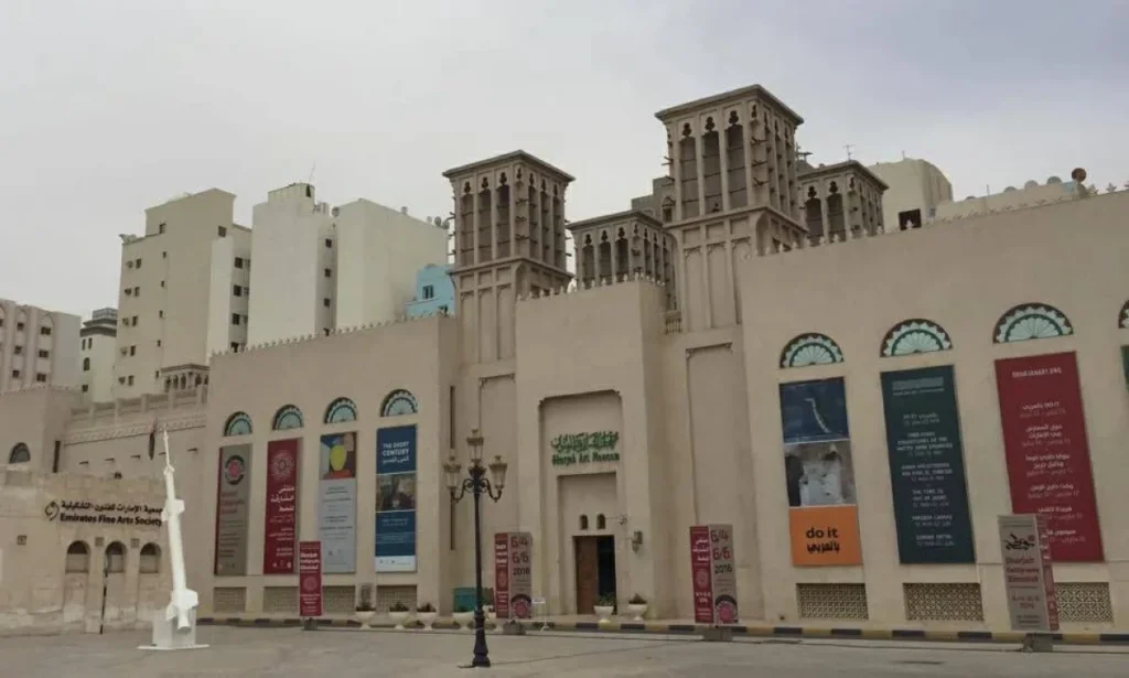 متحف الشارقة للفنون: رحلة في أعماق المكان