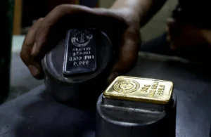 الذهب يستهل تعاملات الأسبوع قرب 4400 دولار والفضة تتجاوز 65 دولاراً