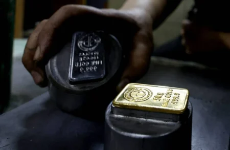 الذهب يستهل تعاملات الأسبوع قرب 4400 دولار والفضة تتجاوز 65 دولاراً