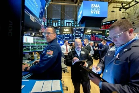 تباين أداء مؤشرات وول ستريت وسط ضبابية مسار السلام تباين أداء مؤشرات وول ستريت وسط ضبابية مسار السلام