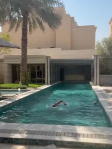 رونالدو يبدأ يومه بالسباحة وجورجينا تحتفي بلقب الزوجة