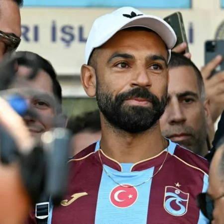 صورة محمد صلاح على واجهة مسجد في طرابزون تثير جدلاً حول دلالتها بين التكريم وجمع التبرعات