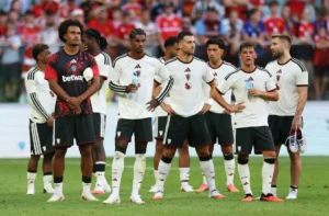 باليبا يدعم دفاع ووسط مانشستر يونايتد طموحاً في الفوز بالكرة الذهبية