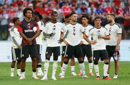 باليبا يدعم دفاع ووسط مانشستر يونايتد طموحاً في الفوز بالكرة الذهبية