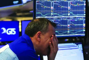 مؤشر داو جونز يتراجع 400 نقطة بضغط من صعود عوائد السندات الأمريكية