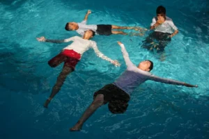 أطفال غزة مبتورو الأطراف يكسرون الحصار بتمارين السباحة