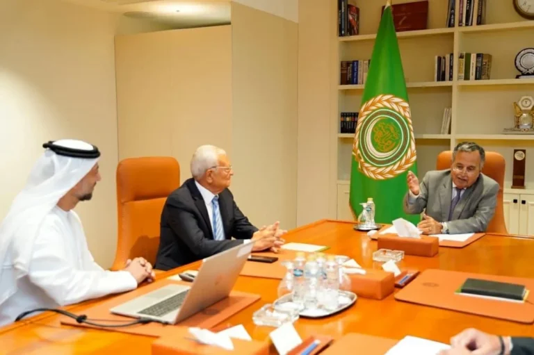 نبيل فهمي يبحث سبل تسريع التحول الرقمي لمواكبة عصر الذكاء الاصطناعي