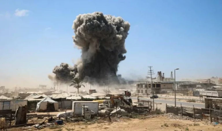 مقتل 3 فلسطينيين بينهم طفل في غارات إسرائيلية على غزة مقتل 3 فلسطينيين بينهم طفل في غارات إسرائيلية على غزة