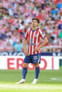 أنباء عن تهميش ألفاريز في أتلتيكو مدريد تعيد مفاوضاته مع برشلونة إلى الواجهة
