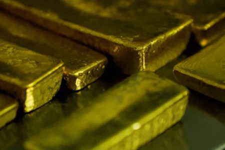الذهب يلامس 4700 دولار بدعم من زخم الشراء والفضة تقترب من حاجز الـ70