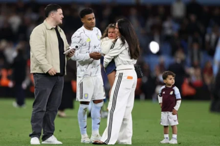 جماهير أستون فيلا تناشد زوجة أولي واتكنز لإقناعه بالبقاء ورفض عرض الهلال السعودي