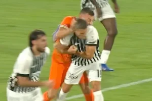 تروسار يهاجم التحكيم عقب تعرضه للاعتداء في الدوري التركي