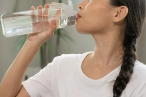 اضطراب في الدماغ يصيب سيدة صينية بسبب «حمية الماء»