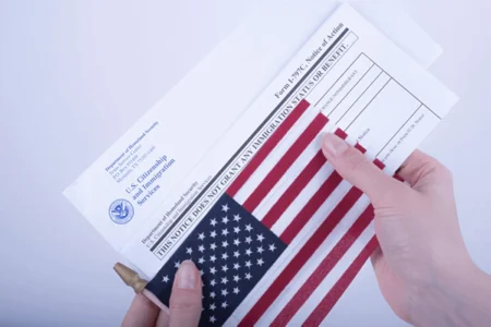 الولايات المتحدة تعلق مقابلات التأشيرات في جميع سفاراتها حول العالم