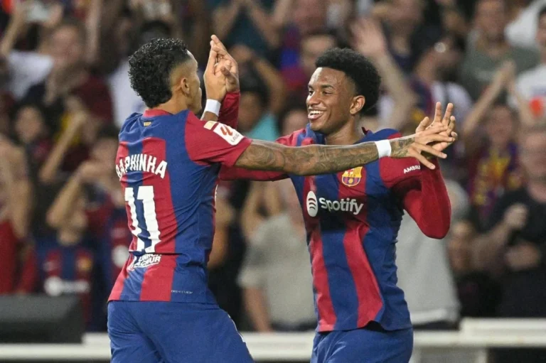 جماهير مانشستر يونايتد تطالب بالتعاقد مع بالدي رداً على برشلونة جماهير مانشستر يونايتد تطالب بالتعاقد مع بالدي رداً على برشلونة