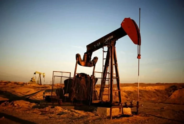 تراجع أسعار النفط 3% وسط مؤشرات على انفراجة في أزمة مضيق هرمز