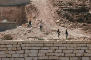 عشرات المستوطنين يهاجمون بلدة قُصرة جنوب نابلس