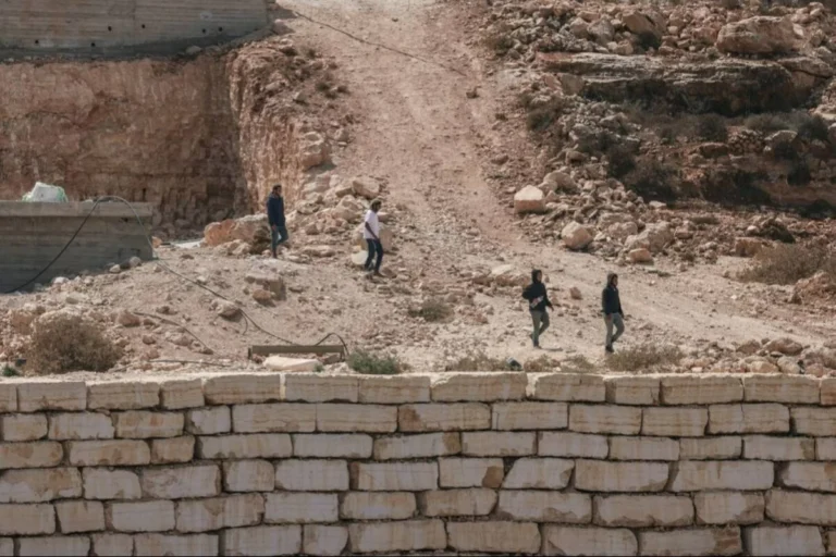 عشرات المستوطنين يهاجمون بلدة قُصرة جنوب نابلس