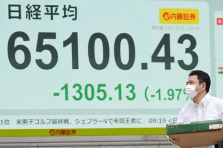 مؤشر نيكي الياباني يهبط 2% متأثراً بتصريحات مسؤولي السياسة النقدية مؤشر نيكي الياباني يهبط 2% متأثراً بتصريحات مسؤولي السياسة النقدية
