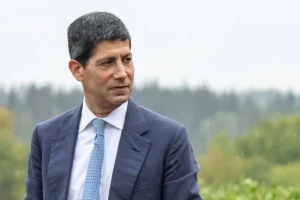 الذهب يتراجع لأدنى مستوى في أسبوعين مع استمرار مواقف وارش المتشددة