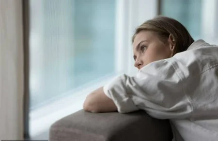 فارق التوقيت الاجتماعي يهدد الصحة النفسية للمراهقين
