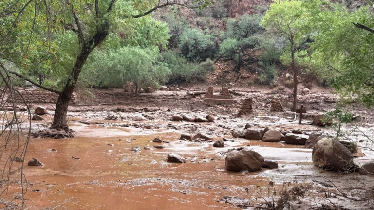 قتيل و15 مفقوداً جراء سيول جارفة في غراند كانيون