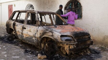 زعيم عصابة في هايتي يهدد بإعدام أكثر من 50 رهينة بعد أيام من مقتل 47 شخصاً