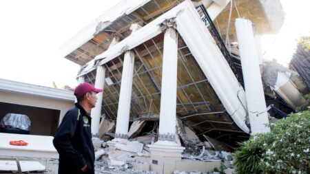1600 هزة ارتدادية تضرب إندونيسيا عقب زلزال خلف 68 قتيلاً على الأقل