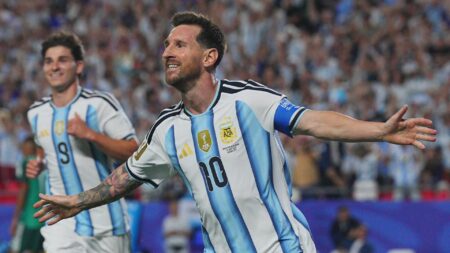 ليونيل ميسي يعتزل اللعب دولياً