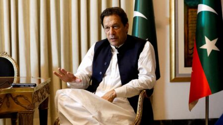نقل رئيس وزراء باكستان السابق عمران خان من السجن إلى المستشفى لتلقي العلاج