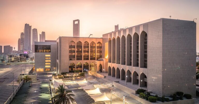 مصرف الإمارات المركزي يرفع سعر الفائدة الأساسي بمقدار 25 نقطة أساس مصرف الإمارات المركزي يرفع سعر الفائدة الأساسي بمقدار 25 نقطة أساس