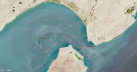 قتيل و3 مصابين في هجوم يستهدف سفينة تجارية إيرانية