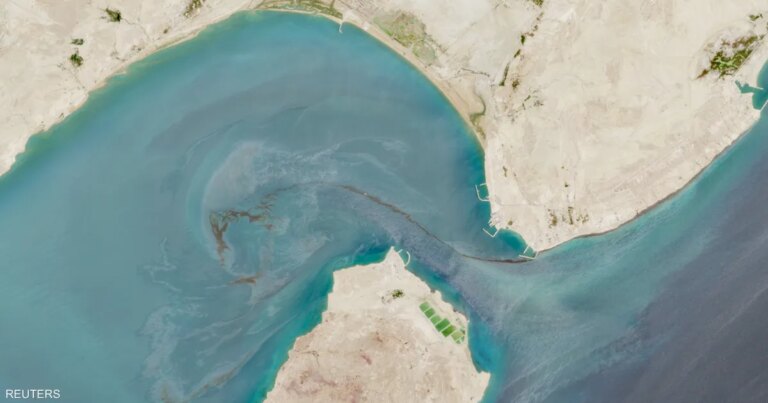 قتيل و3 مصابين في هجوم يستهدف سفينة تجارية إيرانية