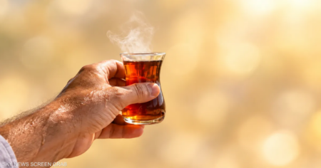 هل يساعد الشاي الساخن على تبريد الجسم في الطقس الحار؟ العلم يجيب هل يساعد الشاي الساخن على تبريد الجسم في الطقس الحار؟ العلم يجيب