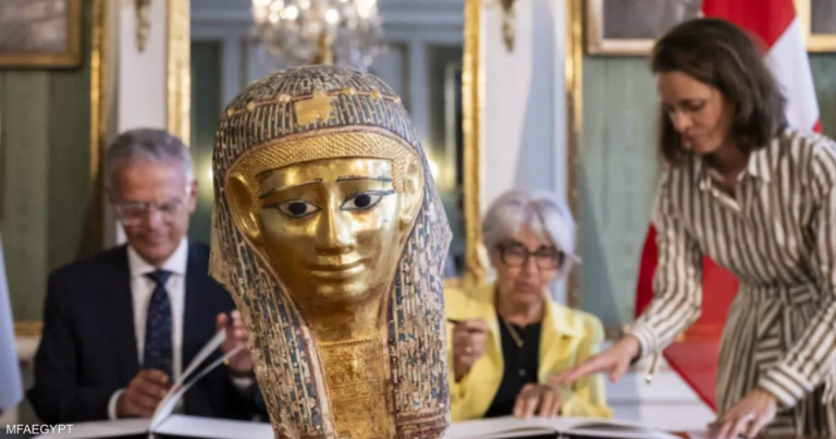 استرداد قناع ذهبي أثري يعود إلى مصر