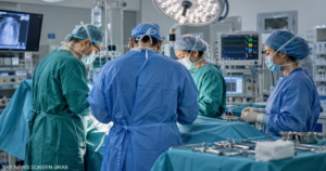 لماذا يرتدي الجراحون اللونين الأخضر والأزرق داخل غرف العمليات؟