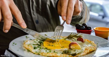 خبراء يكشفون الطريقة المثلى لتناول البيض لتعزيز نسبة البروتين