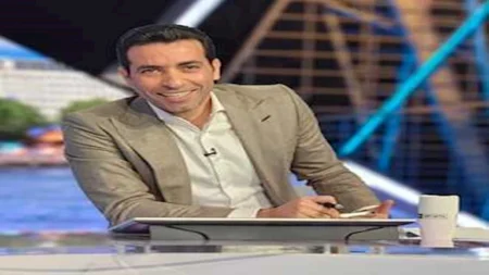 محمد أبو تريكة يقدم هدية خاصة لمقدم الاستوديو التحليلي في بي إن سبورتس خلال مباراة أرسنال